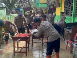 Brimob Polda Sumut Turun Tangan Bersihkan SMP Negeri 1 Tanjung Pura Pasca Banjir