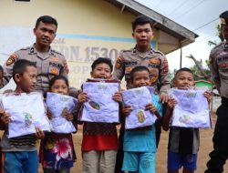 Peduli Masa Depan Anak Bangsa, Wakapolri Beri Bantuan Seragam Sekolah Pasca Bencana di Tapteng