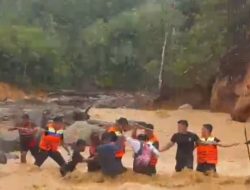 Polri Hadir Saat Darurat, Brimob Polda Sumut Evakuasi 45 Warga Terisolir Banjir di Tapteng