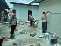 Brimob Polda Sumut Bangun MCK untuk Warga Terdampak Banjir di Tolang Julu