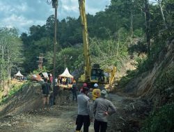 Brimob dan Polsek Sipirok Kawal Perbaikan Jalan Longsor Demi Keselamatan Pengguna Jalan