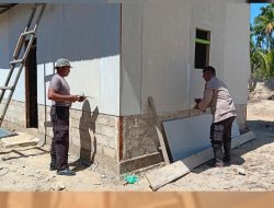 Gotong Royong Brimob dan Warga Bangun Rumah Swadaya Pascabanjir di Tolang Julu