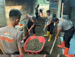 Di Tengah Lumpur dan Puing, Brimob–TNI/Polri Hadir Bangkitkan Harapan Warga Batang Toru