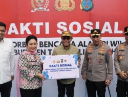 Kapolri dan Ketua Komisi IV DPR RI Salurkan 16 Truk Bantuan untuk Korban Bencana di Tapanuli Tengah
