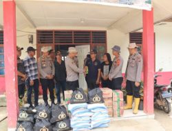 Kapolres Tapteng Tinjau Lokasi Longsor di Sitahuis: Serahkan Bansos dan Serap Aspirasi Warga