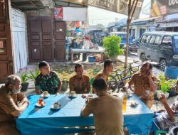 Babinsa Koramil 16/Laguboti Manfaatkan Wrung Kopi Komsos dengan Perangkat Desa 