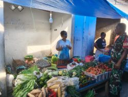 Babinsa Cek Harga Sembako di Pasar Laguboti Selama Bulan Suci Ramadhan