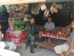 Ciptakan Suasana Keakraban Melalui Komsos, Babinsa Ajak Warga Jaga Ketertiban dan Kebersihan Lingkungan 