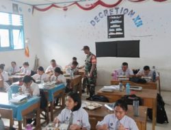 Babinsa Aktif Awasi Penyaluran Program MBG di SMAN Laguboti 