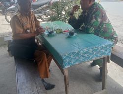 Babinsa Komsos dengan Kepala Desa Paindoan Balige 