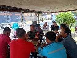 Babinsa Ciptakan Keakraban dengan Warga Binaan di Warung Kopi