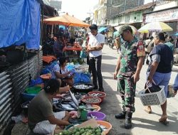 Babinsa Cek Harga Sembako di Pasar Laguboti Selama Ramadhan