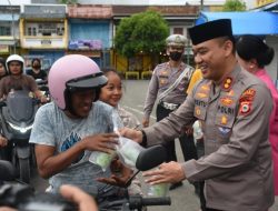Dari Bundaran Pinisi, Aksi Kapolres Bulukumba Jadi Sorotan: Borong dan Bagi Tanpa Henti