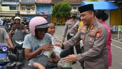 Dari Bundaran Pinisi, Aksi Kapolres Bulukumba Jadi Sorotan: Borong dan Bagi Tanpa Henti