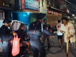 Ramadhan yang Menghangatkan: Brimob Sumut Berbagi Sahur untuk Warga di Bawah Underpass Medan