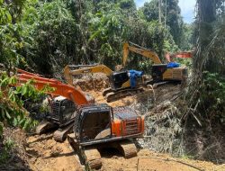 Gabungan Brimob dan Ditreskrimsus Polda Sumut Tindak Tambang Emas Ilegal di Perbatasan Tapsel–Madina, 14 Ekskavator Diamankan