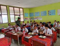 Babinsa Laksanakan Pengawasan Penyaluran Program MBG di SDN 3 Laguboti 