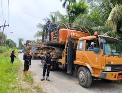 Dikawal Brimob Bersenjata Lengkap, Alat Berat Tambang Emas Ilegal Tapsel–Madina Dievakuasi ke Batalyon C Sipirok