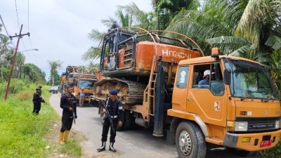 Dikawal Brimob Bersenjata Lengkap, Alat Berat Tambang Emas Ilegal Tapsel–Madina Dievakuasi ke Batalyon C Sipirok