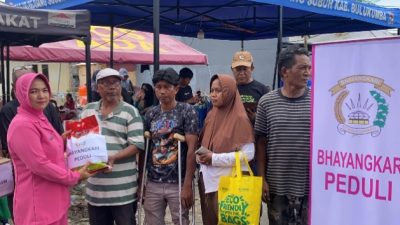 Di Tengah Duka Kebakaran Terang-Terang, Polres Bulukumba dan Bhayangkari Hadir Membantu