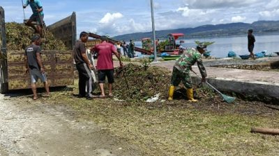 Kodim 0210/TU Gencar Bersihkan Eceng Gondok, Untuk Menjaga Keindahan dan Pariwisata di Sepanjang Danau Toba 