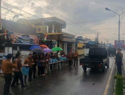 Ramadan Penuh Berkah, PT BPR NBP 8 Bagikan Takjil Gratis untuk Warga di Kabupaten Dairi