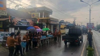 Ramadan Penuh Berkah, PT BPR NBP 8 Bagikan Takjil Gratis untuk Warga di Kabupaten Dairi