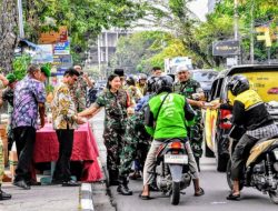 Prajurit Korem 031/Wira Bima Bagikan Takjil kepada Pengendara dan Warga