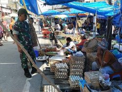 Babinsa Monitoring Harga Sembako di Pasar Laguboti Selama Ramadhan