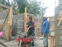 Wujud Nyata TNI Hadir di Tengah Rakyat, Babinsa ikut Gotongroyong Bangun rumah Warga