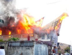 Kebakaran Rumah Kos di Sidikalang Hanguskan Bangunan Semi Permanen, Kerugian Ditaksir Ratusan Juta Rupiah