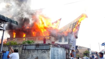 Kebakaran Rumah Kos di Sidikalang Hanguskan Bangunan Semi Permanen, Kerugian Ditaksir Ratusan Juta Rupiah