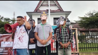 GMNI Dairi Gelar Aksi Simbolik di Depan Kantor Bupati, Tuntut Evaluasi Kinerja Satu Tahun Kepemimpinan