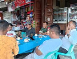 Babinsa Ajak Warga Peduli Kebersihan Lingkungan 