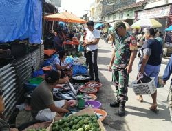 Babinsa Pantau Harga Sembako di Pasar Laguboti Selama Ramadhan