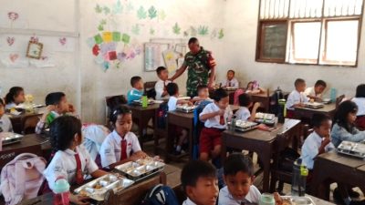 Babinsa Monitoring Penyaluran Program MBG di SDN 3 Laguboti 