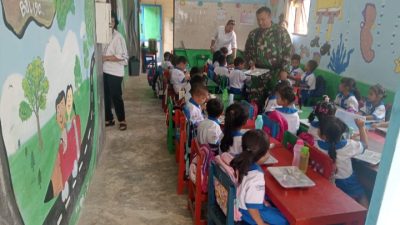 Babinsa Monitoring Penyaluran MBG di Sekolah di Balige 