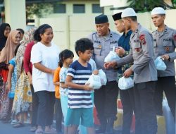 Brimob Polda Sumut Berbagi Berkah Ramadhan, 200 Takjil Dibagikan untuk Pengendara di Sekitar Mako K.E. Lumi