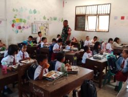 Babinsa Laksanakan Pengawasan Penyaluran Program MBG di SDN 173557 Laguboti 