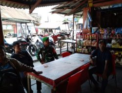Babinsa Jalin Keakraban dengan Warga Desa Pardinggaran 