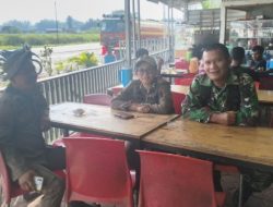 Babinsa Ajak Warga Peduli Kebersihan Lingkungan 