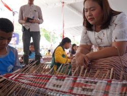 Lomba Tenun Sirat Tojuk Tingkat Pelajar Meriahkan HUT ke-27 Kabupaten Toba