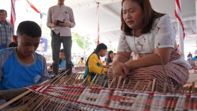 Lomba Tenun Sirat Tojuk Tingkat Pelajar Meriahkan HUT ke-27 Kabupaten Toba