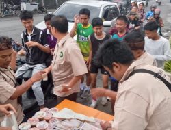 Forwaka Dairi Berbagi Takjil di Jantung Kota Sidikalang, Ratusan Paket Ludes Dalam Hitungan Menit