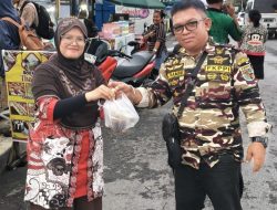 KB FKPPI 0206/Dairi Bagikan Takjil Berkah Ramadan di Pusat Pasar Sidikalang