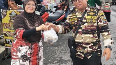 KB FKPPI 0206/Dairi Bagikan Takjil Berkah Ramadan di Pusat Pasar Sidikalang