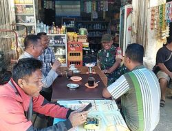 Babinsa Jalin Komunikasi dengan Warga di Warung Kopi 
