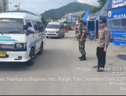 Babinsa Bersinergi Memberikan Pengamanan dan Pelayanan Arus Mudik di Pos Pam Bundaran Balige 