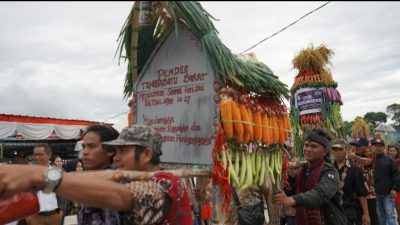 Defile Meriahkan Puncak Perayaan HUT ke-27 Kabupaten Toba di Balige
