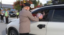 Suasana Ramadan Penuh Kebersamaan, Polres Humbahas Bagikan Takjil di Doloksanggul